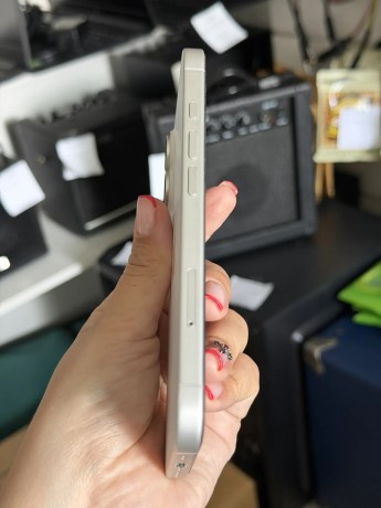 Apple iPhone 16