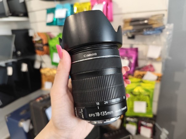 Canon Zoom Lens Ef-S 18-135Mm 1:3.5-5.6 Is Stm