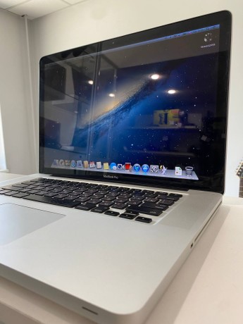 Apple Macbook Pro 15  2009