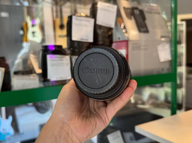 Canon Zoom Lens Ef-S 18-200Mm F3.5-5.6