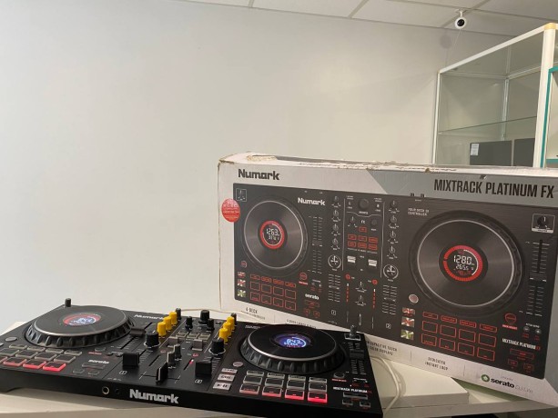 Numark Mixtrack Platinum Fx