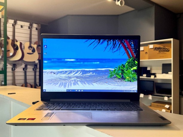 Lenovo Ideapad 3 17Ada05