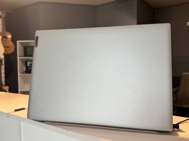 Lenovo Ideapad 3 17Ada05