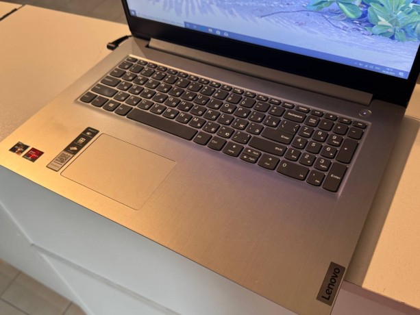 Lenovo Ideapad 3 17Ada05