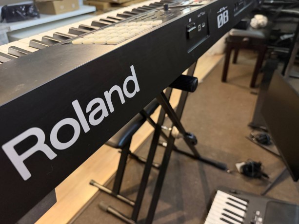 Roland Fa 08