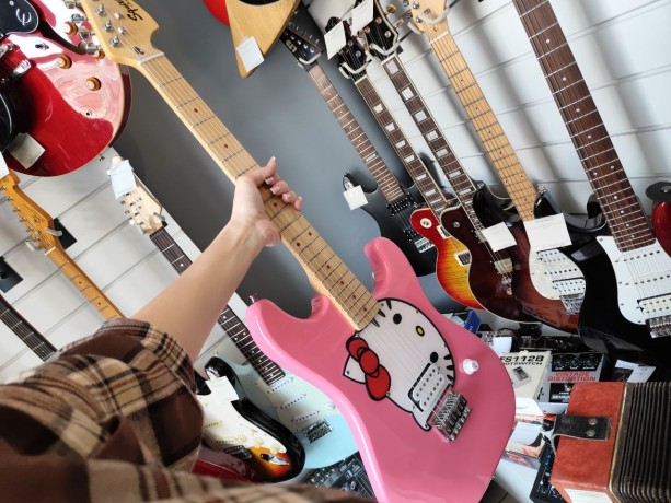 Fender Squier Hello Kitty