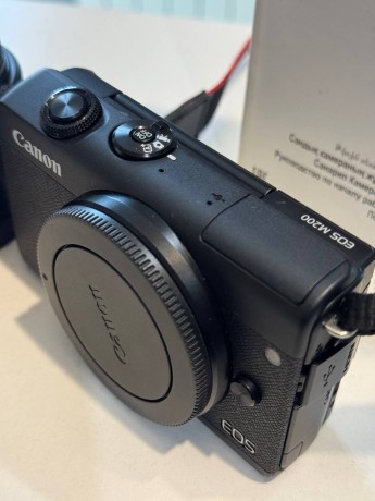 Canon Eos M200