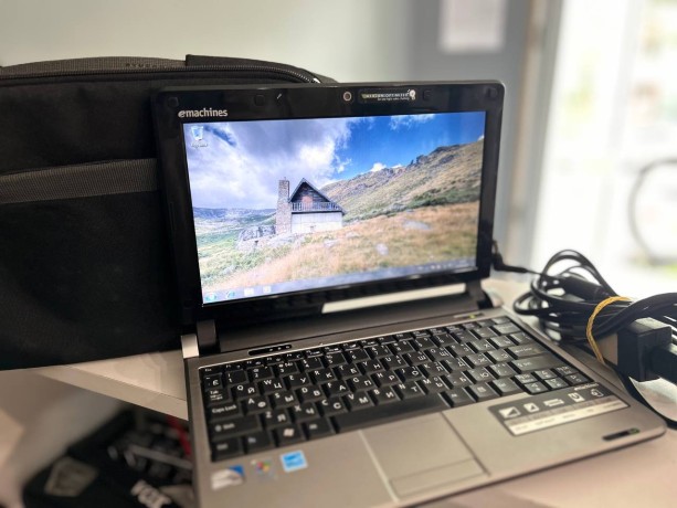 eMachines Em250